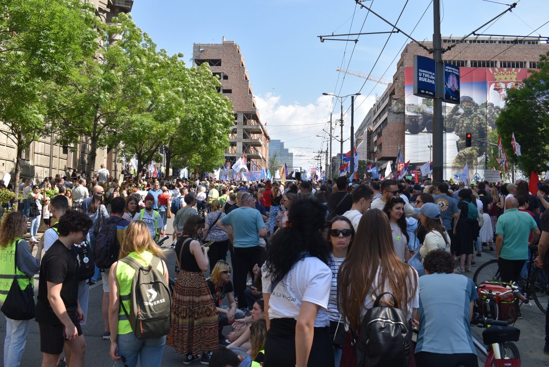 Studenti i sindikati ispred Vlade Srbije