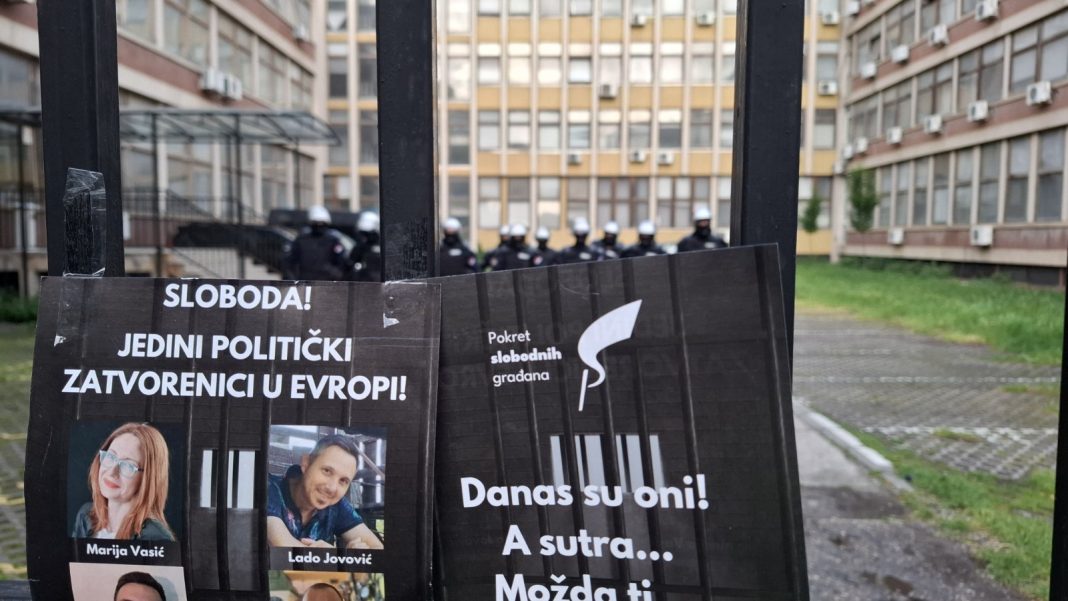 Nastavljena blokada suda u Novom Sadu, bačen suzavac, jedna osoba privedena