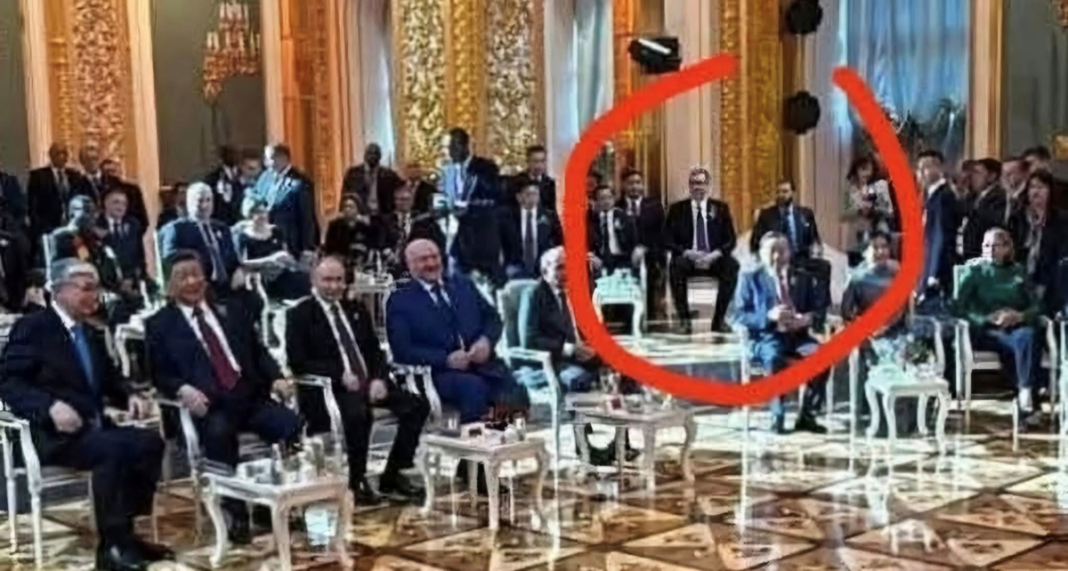 Vučić sjedi u zadnjem redu kod gazde Putina