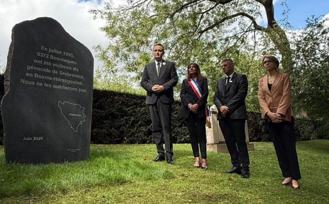 U Parizu postavljen spomenik žrtvama genocida u Srebrenici