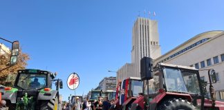 Poljoprivrednici blokirali Bulevar Mihajla Pupina ispred Banovine